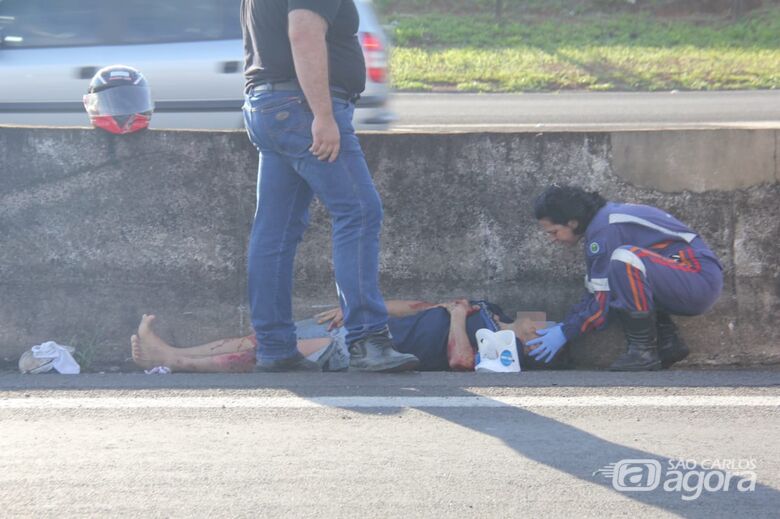 Homem é socorrido em estado grave após queda de moto na Washington Luiz - Crédito: Maycon Maximino