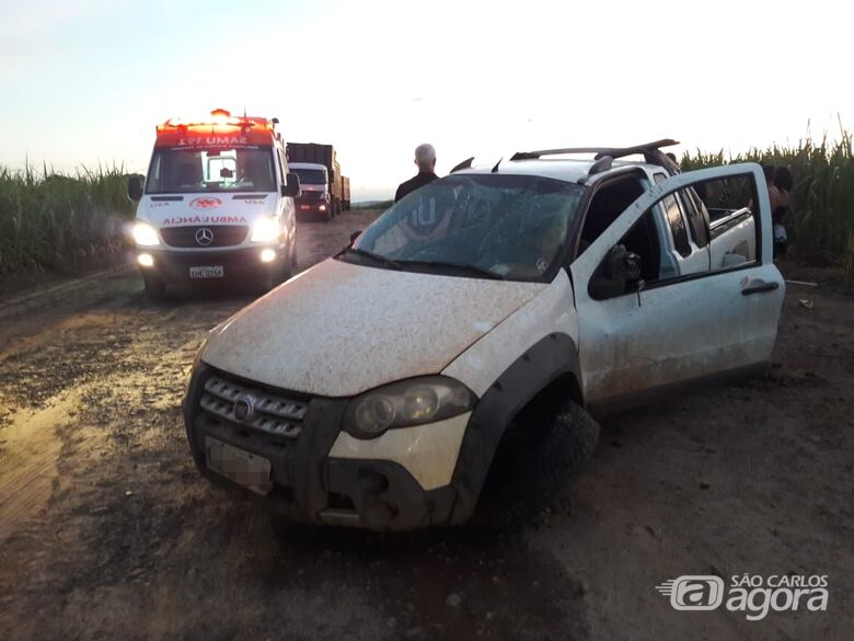 Carro capota e passageira é arremessada para fora do veículo - Crédito: Maycon Maximino