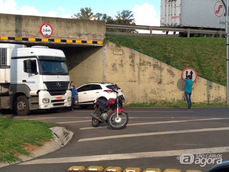 Caminhão fica enroscado em pontilhão da Av. Capitão Luís Brandão - Crédito: Stella Martins