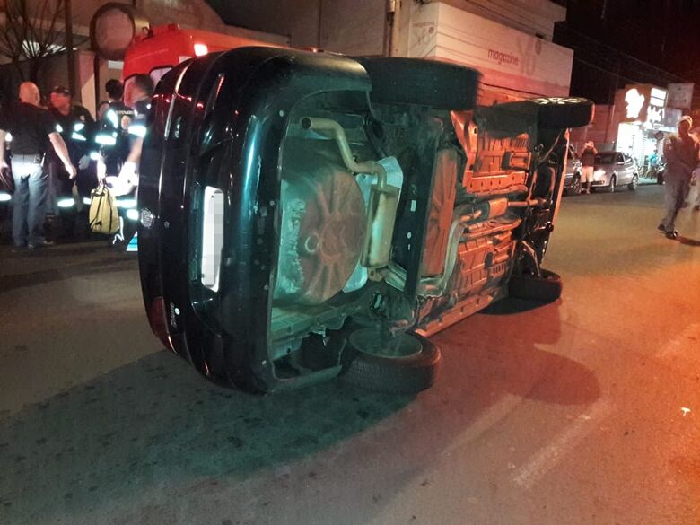 Siena bate em carro estacionado e tomba na avenida Sallum - Crédito: Maycon Maximino