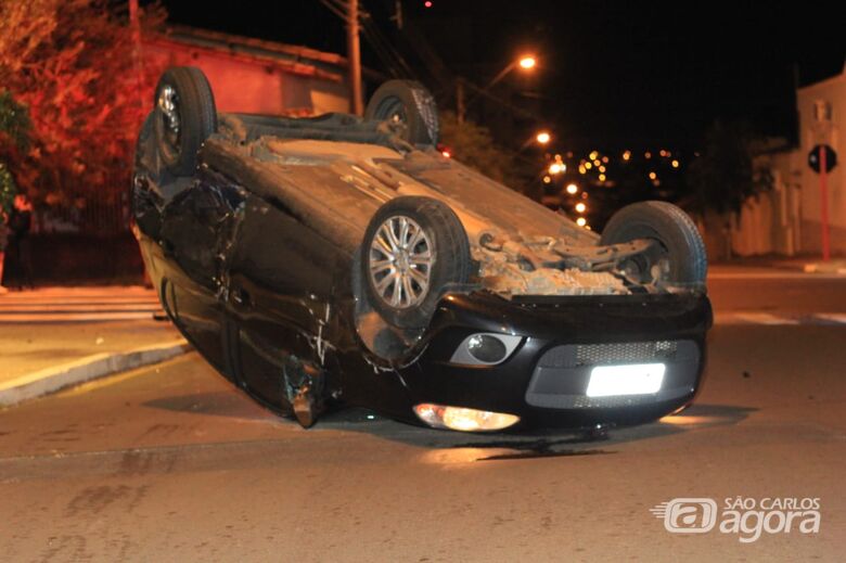 Motorista fica presa às ferragens após capotamento na Vila Nery - Crédito: Marco Lúcio