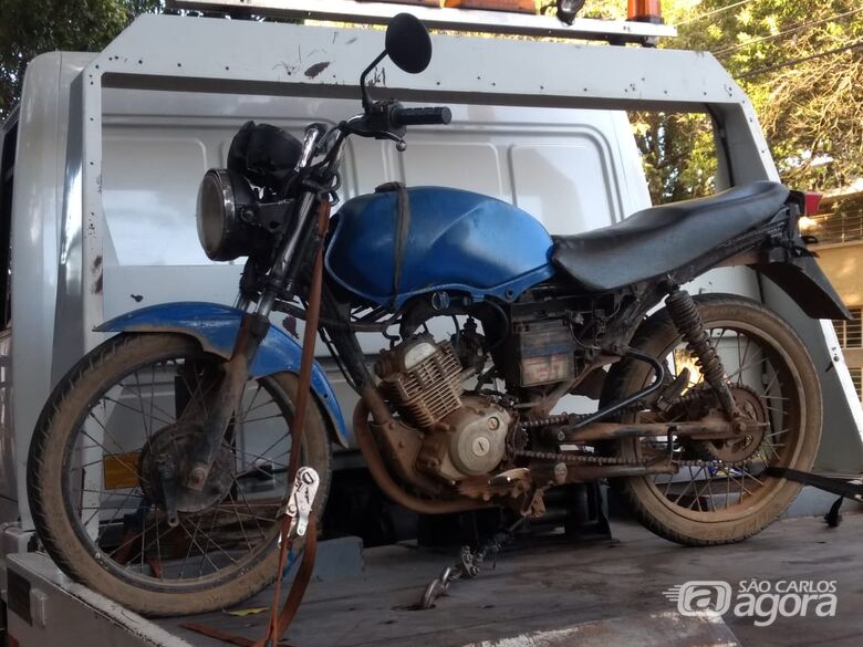 Jovem é flagrado pilotando moto sem placas no Itamaraty - Crédito: Luciano Lopes