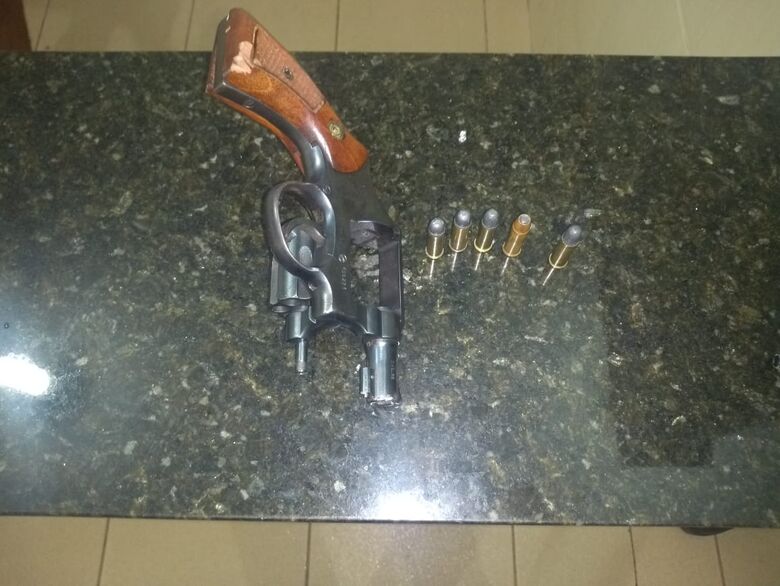 Homem tenta fugir da polícia, mas acaba detido com arma de fogo em Ibaté - Crédito: Luciano Lopes