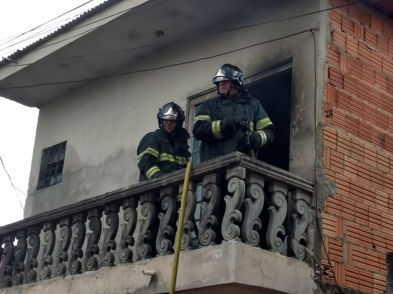 Princípio de incêndio danifica residência no Santa Felícia - Crédito: Luciano Lopes