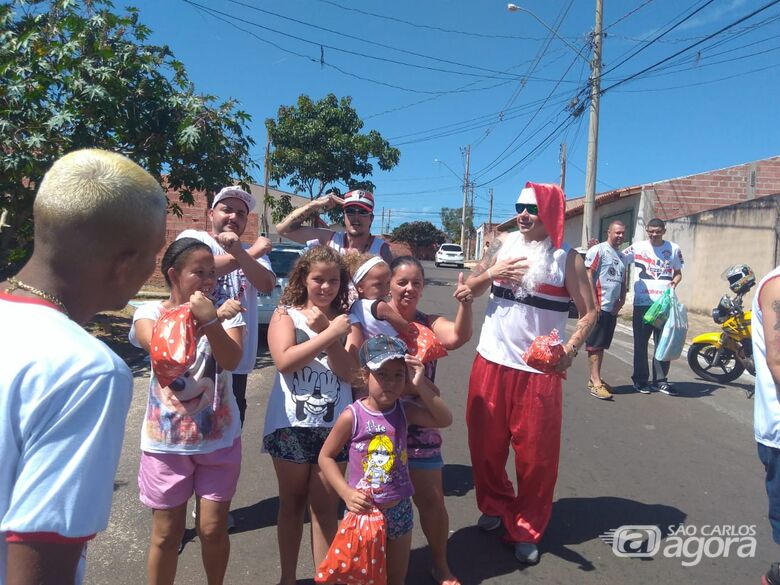 Torcedores da Sub Sede Independente do São Paulo levam um Natal mais feliz às crianças de bairros carentes - Crédito: Divulgação