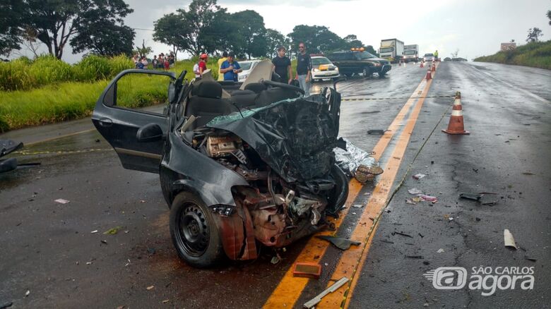 Acidente entre caminhão e dois carros deixa seis mortos em estrada da região - Crédito: Redes Sociais