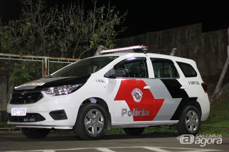 Motorista embriagado e sem habilitação é preso após bater em veículos estacionados - Crédito: Marco Lúcio