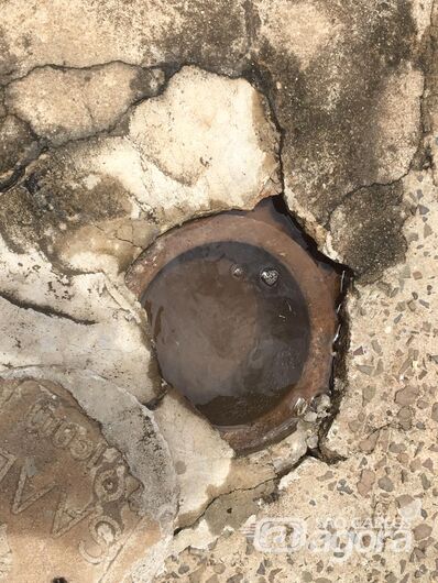 Registro de água na calçada desperdiça aproximadamente 2 mil litros por dia e Saae faz vistas grossas - Crédito: Divulgação