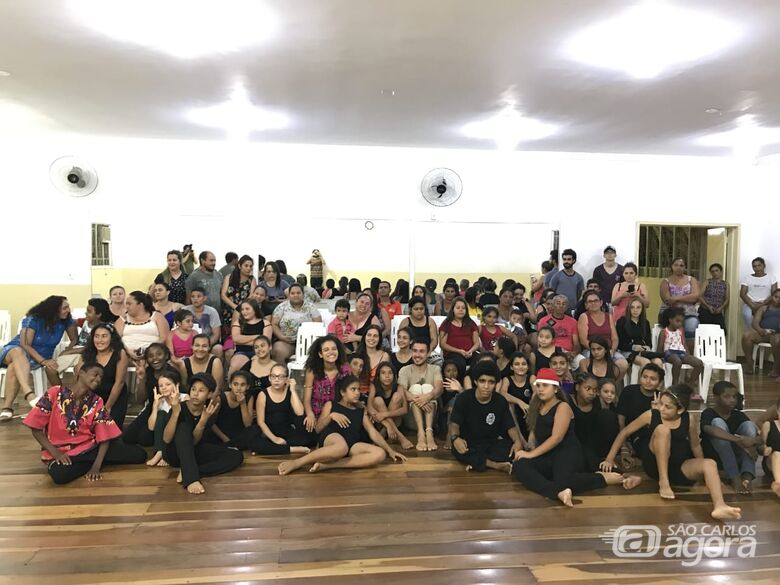 Alunos do Centro Cultural de Ibaté encantam os pais com apresentação - Crédito: Divulgação