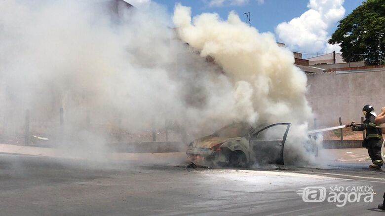 Carro é destruído por incêndio no Cidade Aracy - Crédito: Maycon Maximino e Japir Carvalho