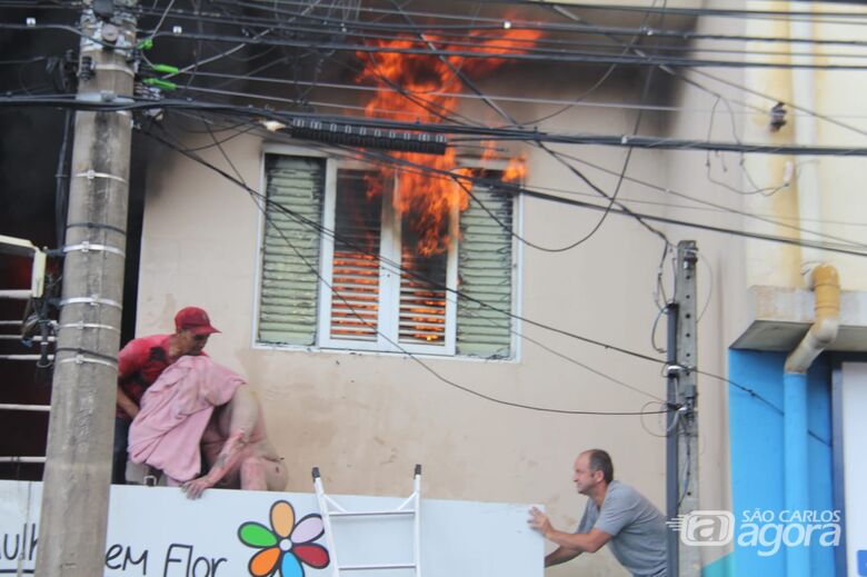 Forte explosão em apartamento deixa homem gravemente ferido na Miguel Petroni - Crédito: Maycon Maximino