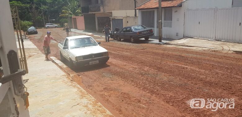 Rua sem saída no Azulville era só pedras; após “trabalho” do Saae é pedras e terra - Crédito: Divulgação