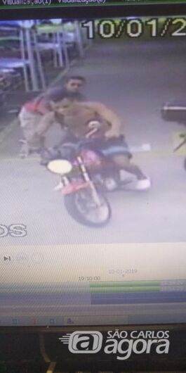 Câmera de segurança flagra furto de moto em supermercado -