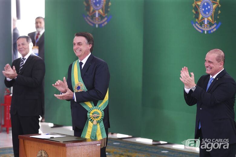 Bolsonaro assina decreto que fixa salário mínimo em R$ 998 em 2019 - Crédito: Valter Campanato/Agência Brasil