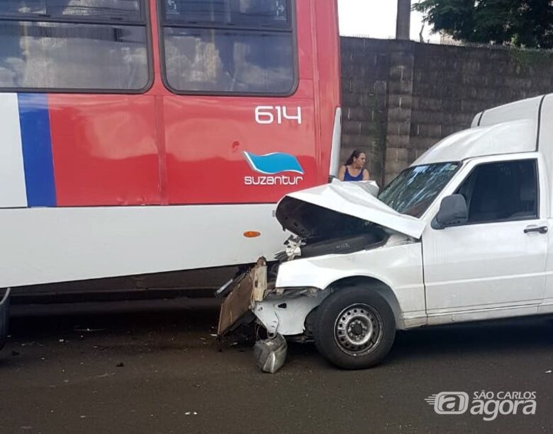 Fiorino fica com a frente destruída após colidir contra ônibus - Crédito: Maycon Maximino