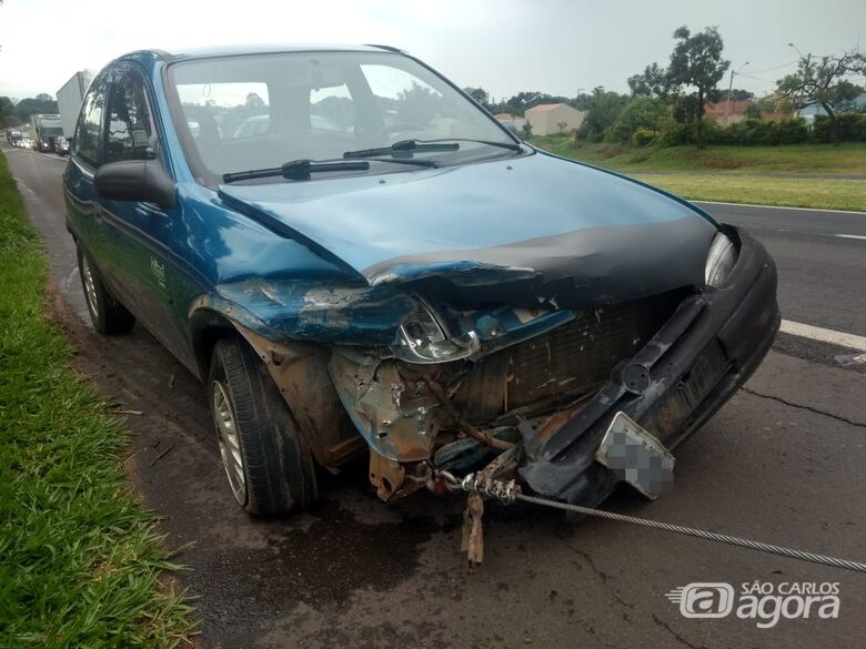 Motorista provoca colisão jogando carro contra caminhão - Crédito: Luciano Lopes