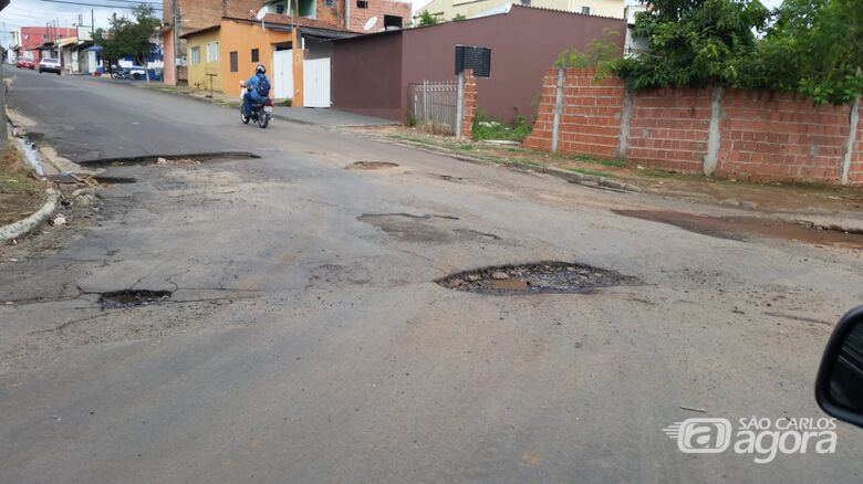 Operação tapa buraco “esquece” rua no Romeu Tortorelli - Crédito: Divulgação
