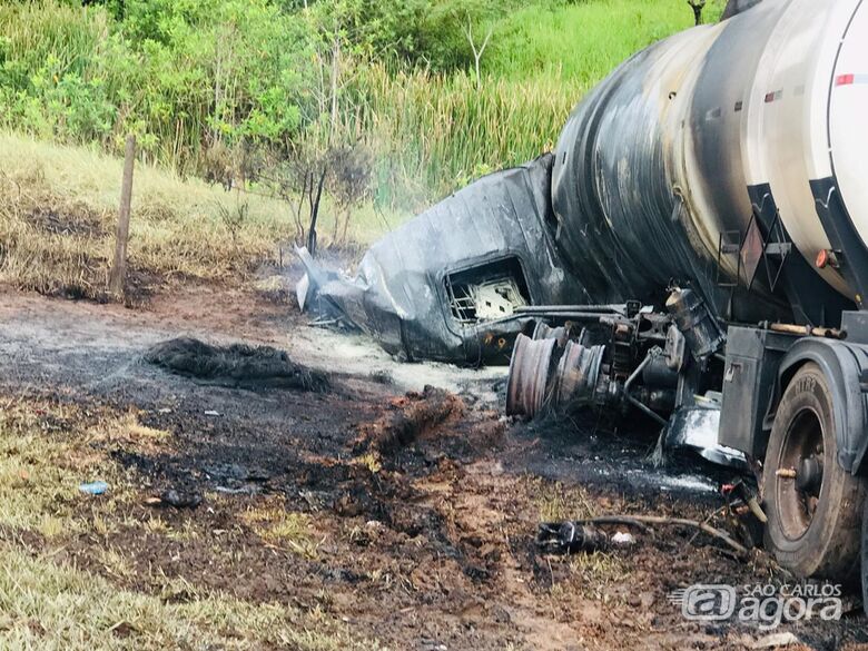 Caminhão explode e motorista morre carbonizado na Washington Luis - Crédito: Araraquara 24 Horas