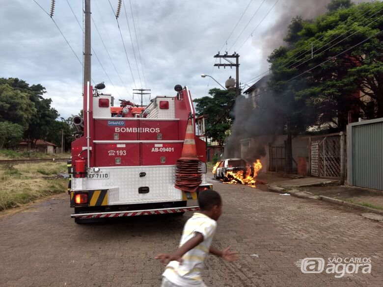 Veículo é destruído por incêndio no CDHU - Crédito: Luciano Lopes