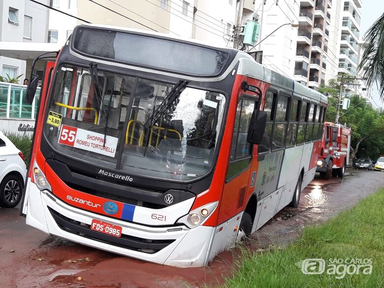 Ônibus cai em buraco na região do shopping - Crédito: Maycon Maximino