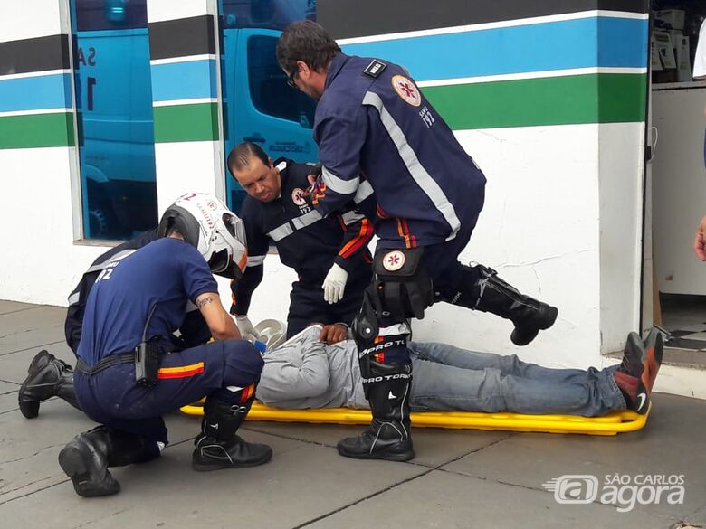 Motociclista fica ferido após colidir em carretinha - Crédito: Maycon Maximino