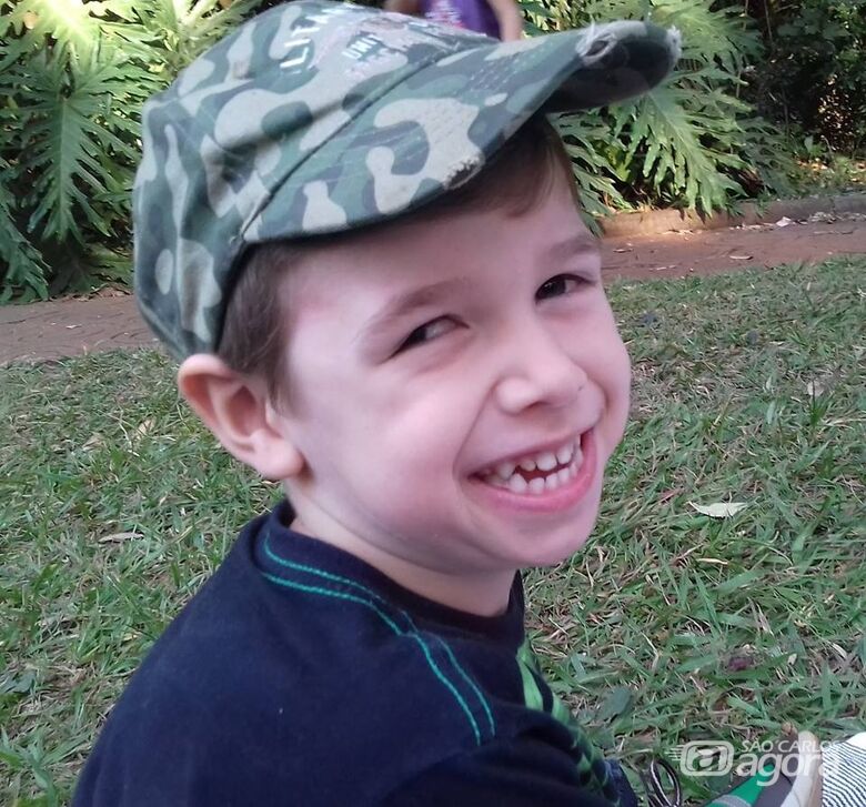 Campanha busca ajuda para continuar tratamento de garotinho com paralisia cerebral - Crédito: Divulgação