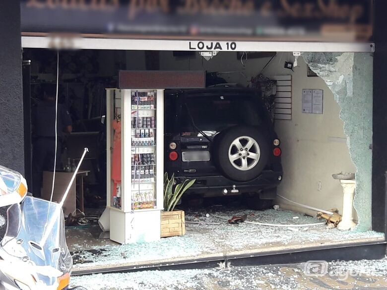 Carro desgovernado invade loja no Centro de São Carlos - Crédito: Maycon Maximino