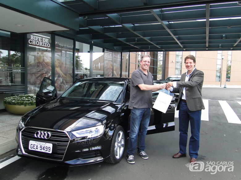 Gerente do Iguatemi entrega Audi para ganhador da promoção de Natal do shopping - Crédito: Divulgação