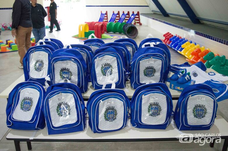 Zé Parrella entrega uniformes escolares aos alunos da rede municipal de Ensino - Crédito: Divulgação