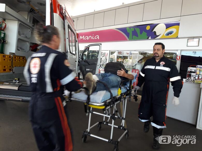 Sol atrapalha visão e motociclista colide em poste na Getúlio Vargas - Crédito: Maycon Maximino