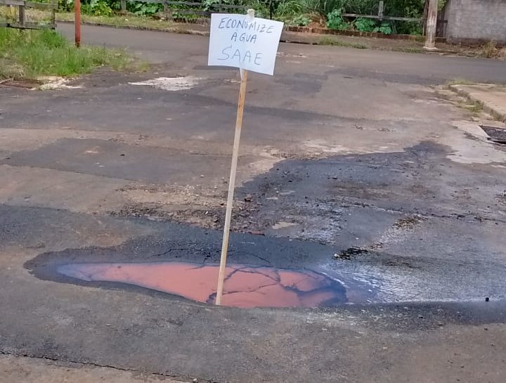 Vazamentos incomodam moradores na Vila Faria - Crédito: Divulgação