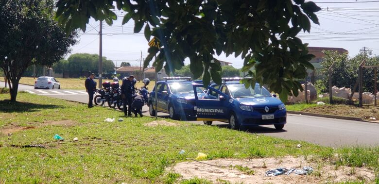 Guardas municipais apreendem drogas em placa de sinalização - Crédito: São Carlos Agora