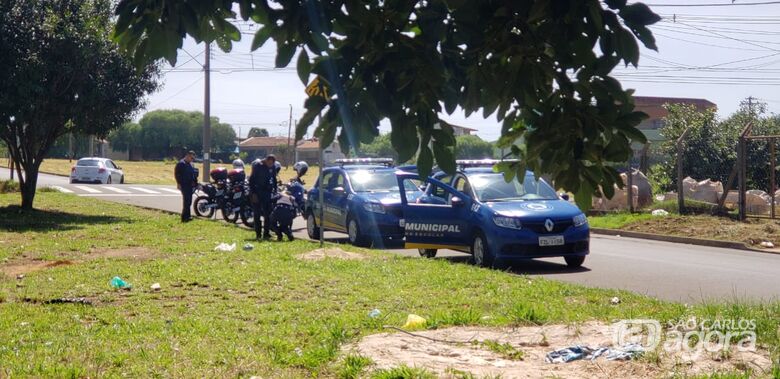 Guardas municipais apreendem drogas em placa de sinalização - Crédito: São Carlos Agora