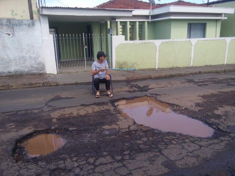 “Dinheiro para reajuste nos salários têm, mas para recapear o asfalto não”, dizem moradores do Jardim das Torres - Crédito: Divulgação