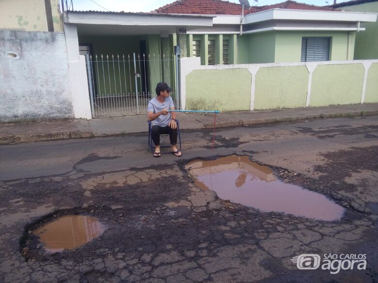 “Dinheiro para reajuste nos salários têm, mas para recapear o asfalto não”, dizem moradores do Jardim das Torres - Crédito: Divulgação