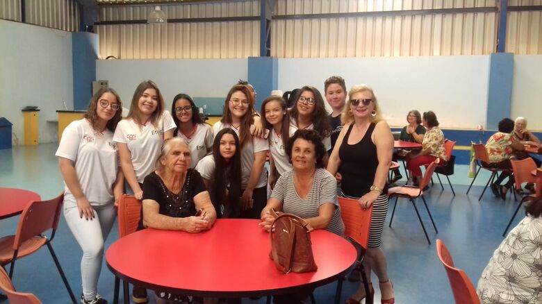 Idosos de Ibaté visitam a Capital Nacional da Cerâmica Artística e da Decoração - Crédito: Divulgação