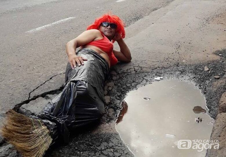 "Sereia" aparece ao lado de buraco na avenida São Carlos - Crédito: Redes Sociais