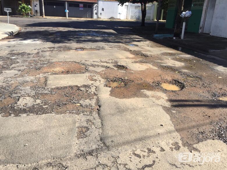 Rua esburacada causa queda de ciclista no Santa Felícia - Crédito: Divulgação