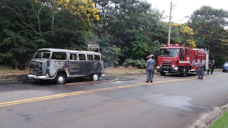 Kombi é consumida por incêndio na região do Moradas - Crédito: Divulgação/GCM
