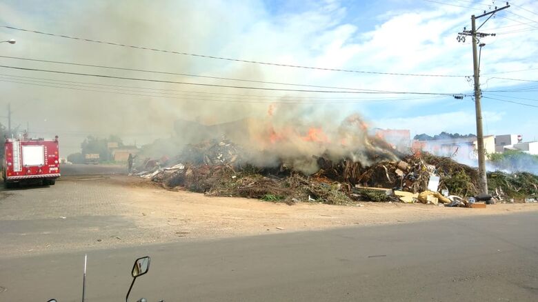 Problema recorrente, ecoponto abandonado pega fogo no São Carlos 8 - Crédito: Divulgação