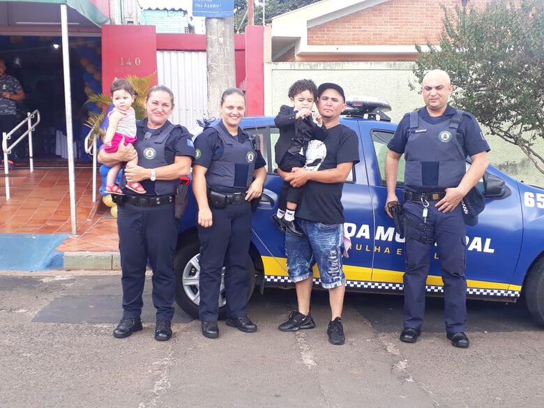 Noah recebe guardas municipais para a sua festa de 3 anos - Crédito: Divulgação