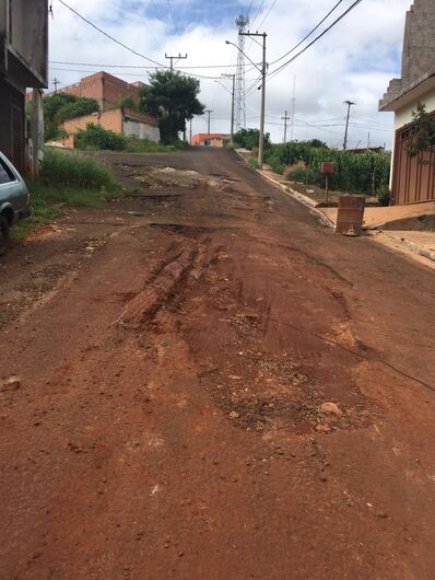 Rua intransitável e terrenos abandonados revoltam moradores do Jardim das Torres - Crédito: Divulgação