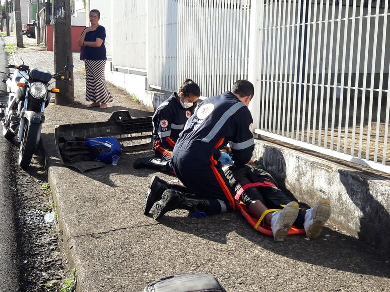 Carro avança sinal de pare e acerta motociclista no Centro - Crédito: São Carlos Agora