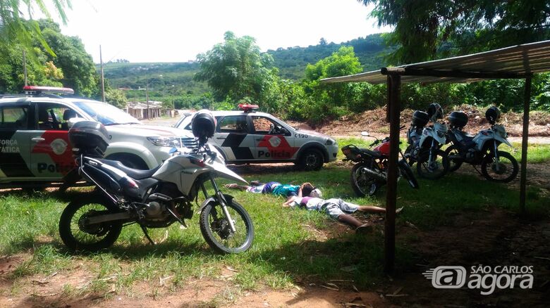 Dupla é flagrada com entorpecentes em moto suspeita - Crédito: São Carlos Agora