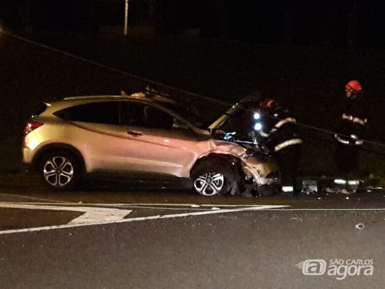 Idoso bate carro em poste em entrada de condomínio - Crédito: São Carlos Agora