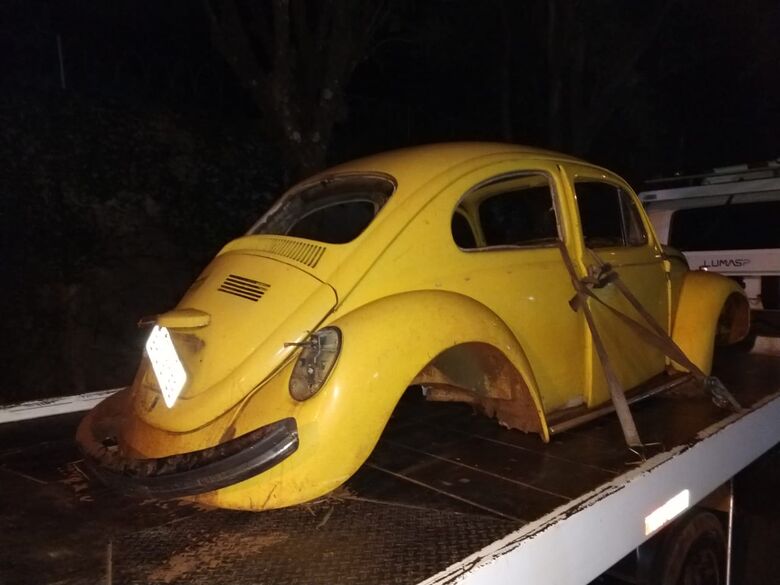 ROCAM encontra Fusca desmontado em canavial e dupla é detida - Crédito: São Carlos Agora