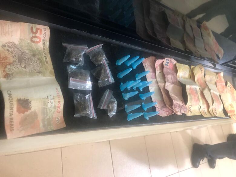 PM detém homem por tráfico de drogas no Cidade Aracy - Crédito: São Carlos Agora