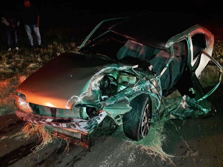Homem fica gravemente ferido após ser arremessado para fora do veículo em colisão - Crédito: São Carlos Agora