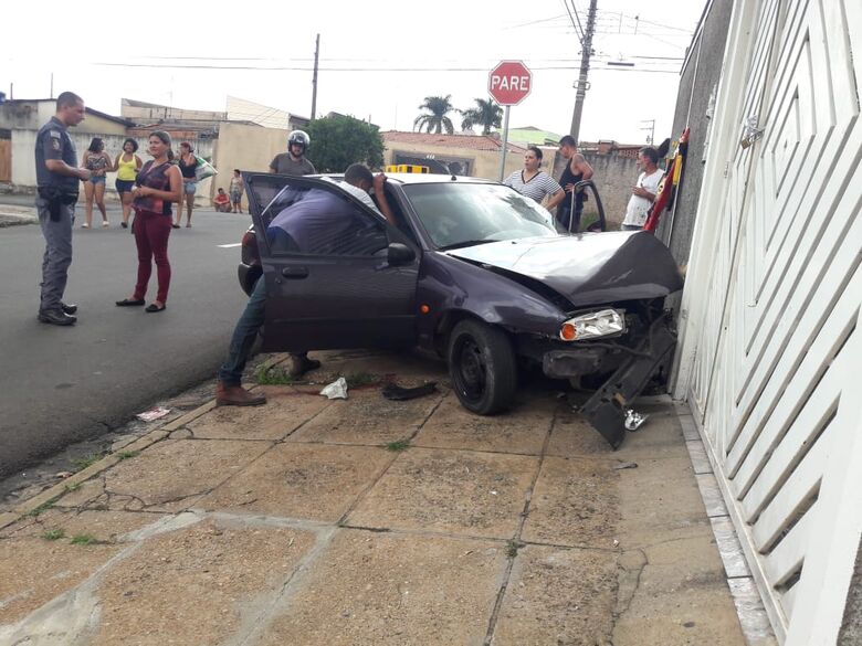 Mulher colide em dois carros, tenta a fuga e bate veículo em muro de casa - Crédito: São Carlos Agora