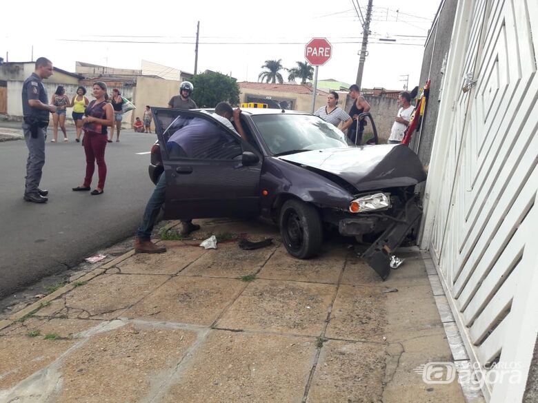 Mulher colide em dois carros, tenta a fuga e bate veículo em muro de casa - Crédito: São Carlos Agora